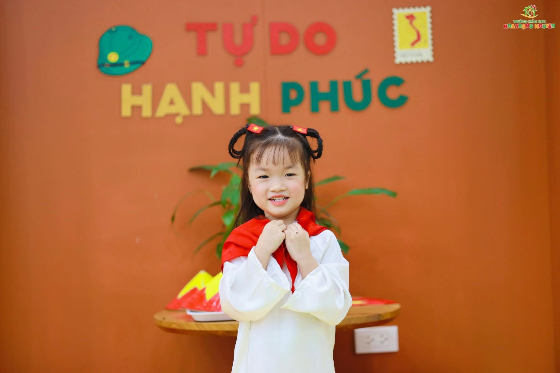 Rực rỡ sắc đỏ tự hào Việt Nam tại Hoa Trạng Nguyên