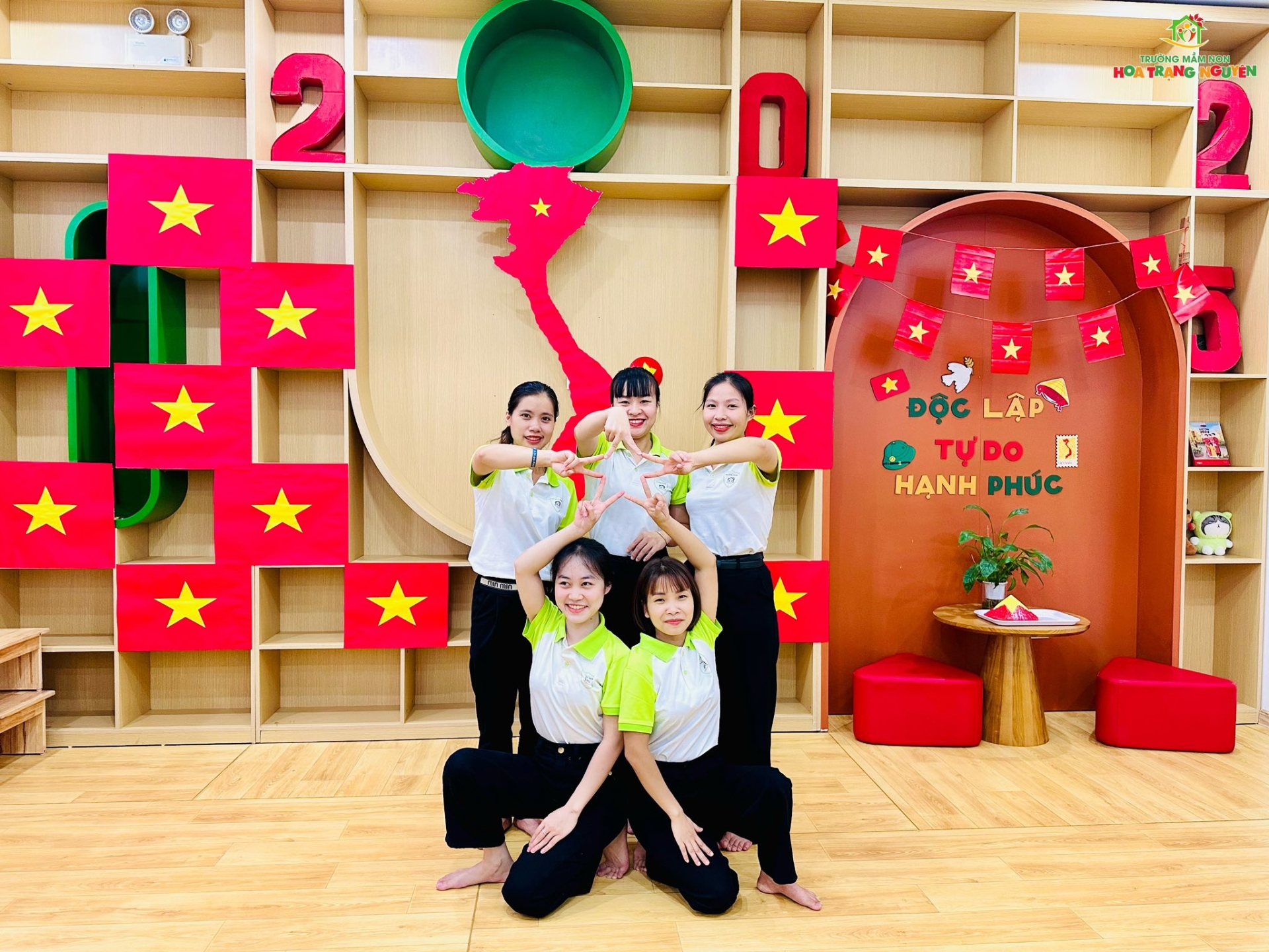 Rực rỡ sắc đỏ tự hào Việt Nam tại Hoa Trạng Nguyên