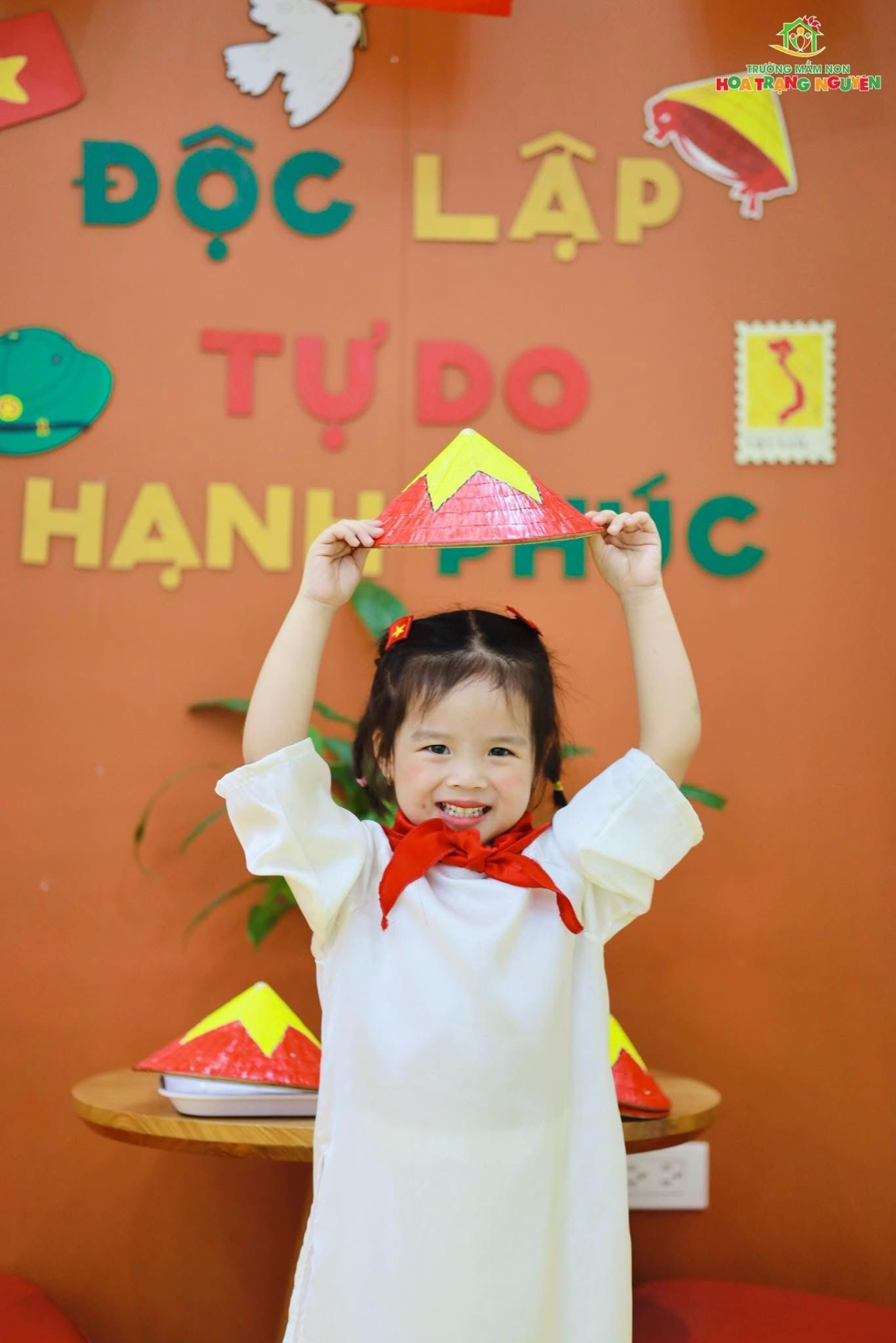 Rực rỡ sắc đỏ tự hào Việt Nam tại Hoa Trạng Nguyên