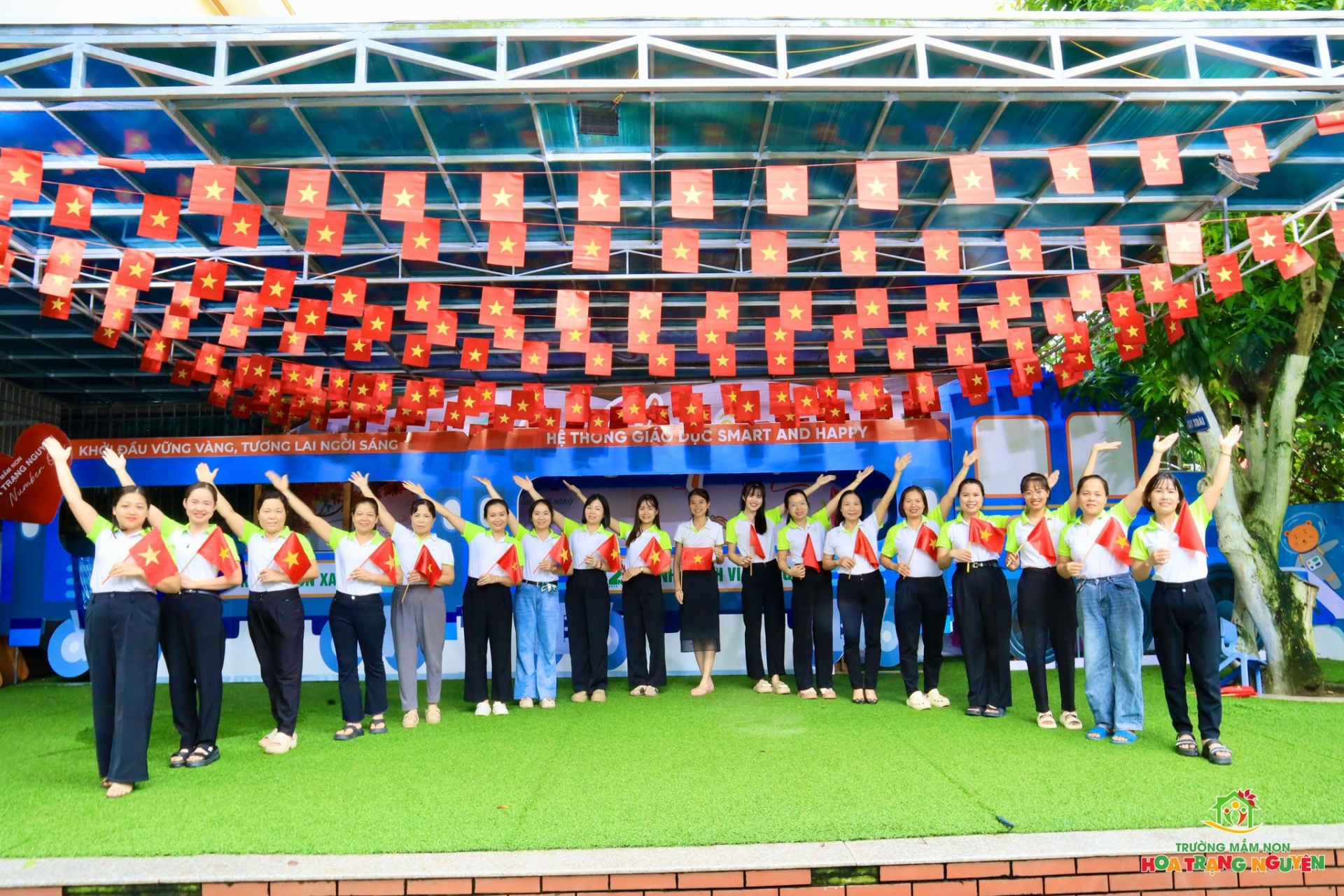 Rực rỡ sắc đỏ tự hào Việt Nam tại Hoa Trạng Nguyên