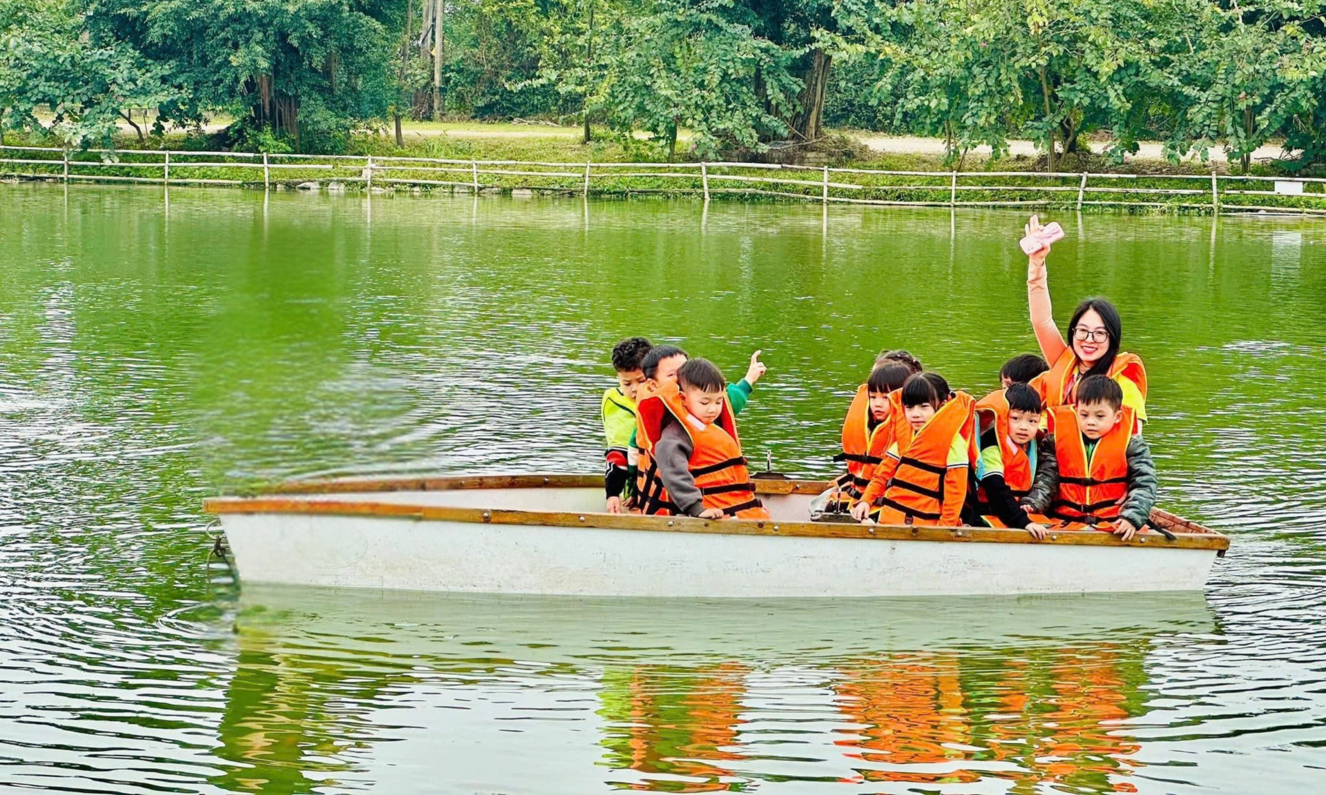 Hệ thống giáo dục Thông minh và<br>Hạnh phúc<br>Hotline: 0333.162.388