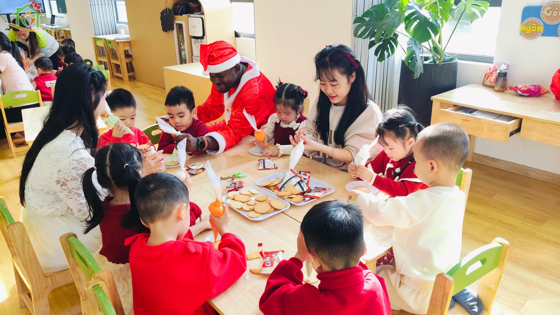 Rộn ràng chào đón Giáng sinh 2025 tại Hoa Trạng Nguyên