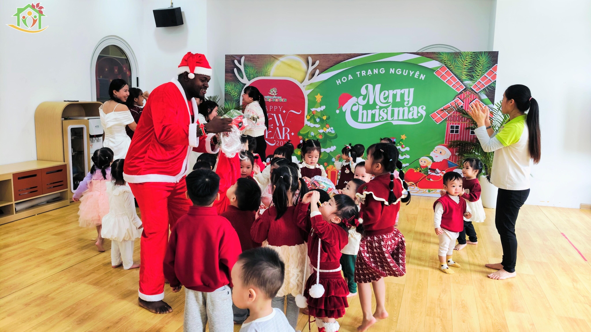 Rộn ràng chào đón Giáng sinh 2025 tại Hoa Trạng Nguyên